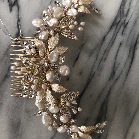 Bridal hair comb in gold
